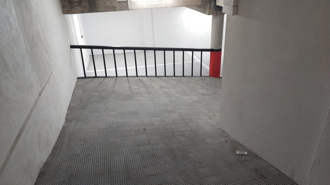 The botch in a residential building in Valladolid that prevents its owners from parking their car
