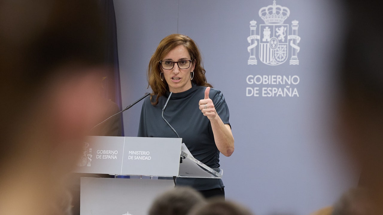 What does Mónica García understand by health corruption?