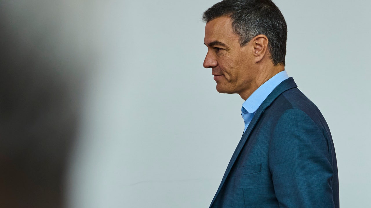 Sanchez plans a catharsis in the PSOE and Moncloa to resist