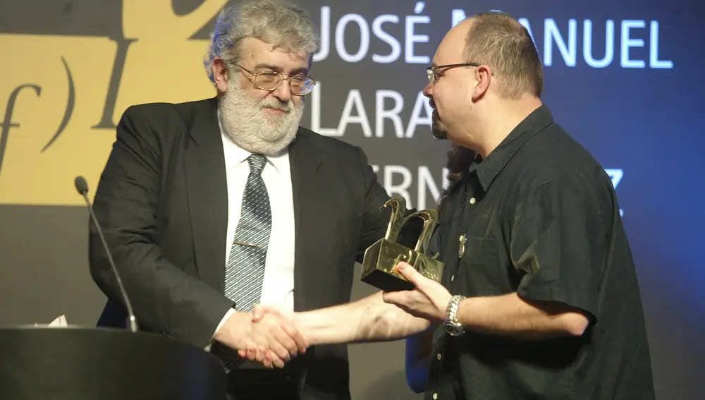 José Manuel Lara Bosch presents Carlos Ruiz Zafón with the Lara Foundation award for the best-selling book