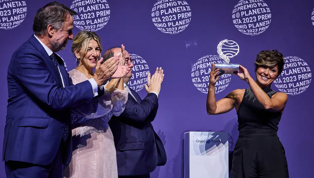Sonsoles Ónega receives the Planeta Award from José Creuheras, Yolanda Díaz and Miquel Iceta