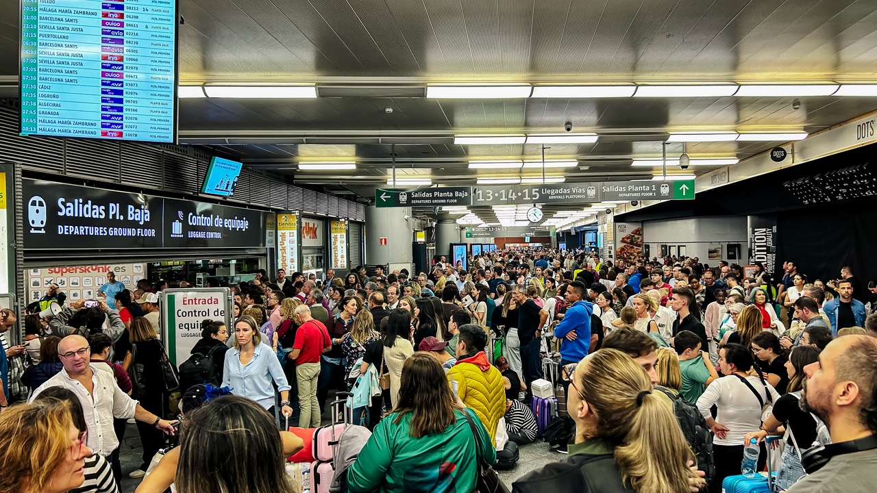 Renfe cancels 19 trains, Ouigo eliminates half of its services and Iryo will make the Madrid-Alicante bus routes today due to the derailment in the tunnel between Atocha and Chamartín