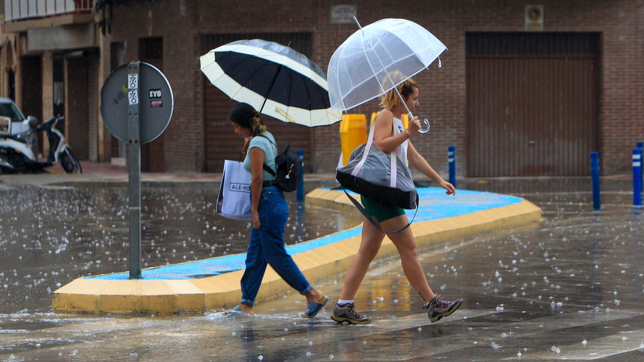 The AEMET puts Spain on alert due to an Atlantic front that will bring storms and a drop in temperatures in these areas