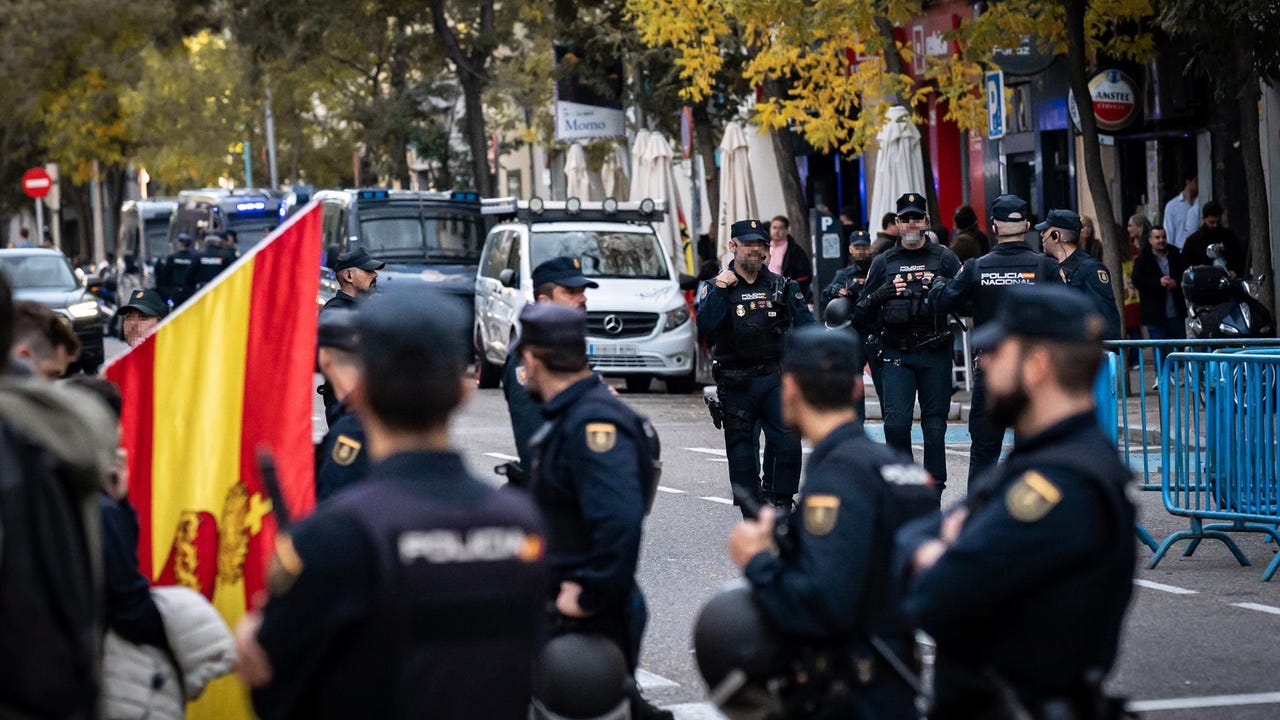 Thousands of police and civil guards protest today before Congress against the "gag law" agreed between Sánchez and EH Bildu