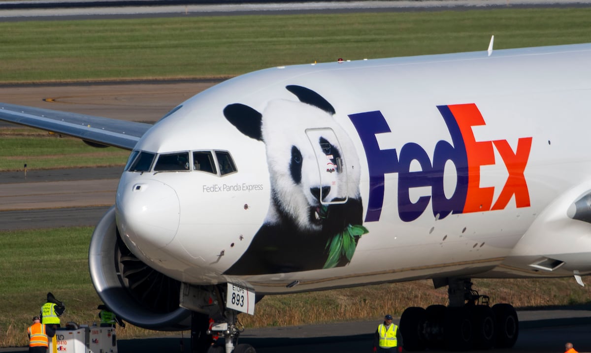 Two giant pandas from China arrive in the United States and their home will be the National Zoo