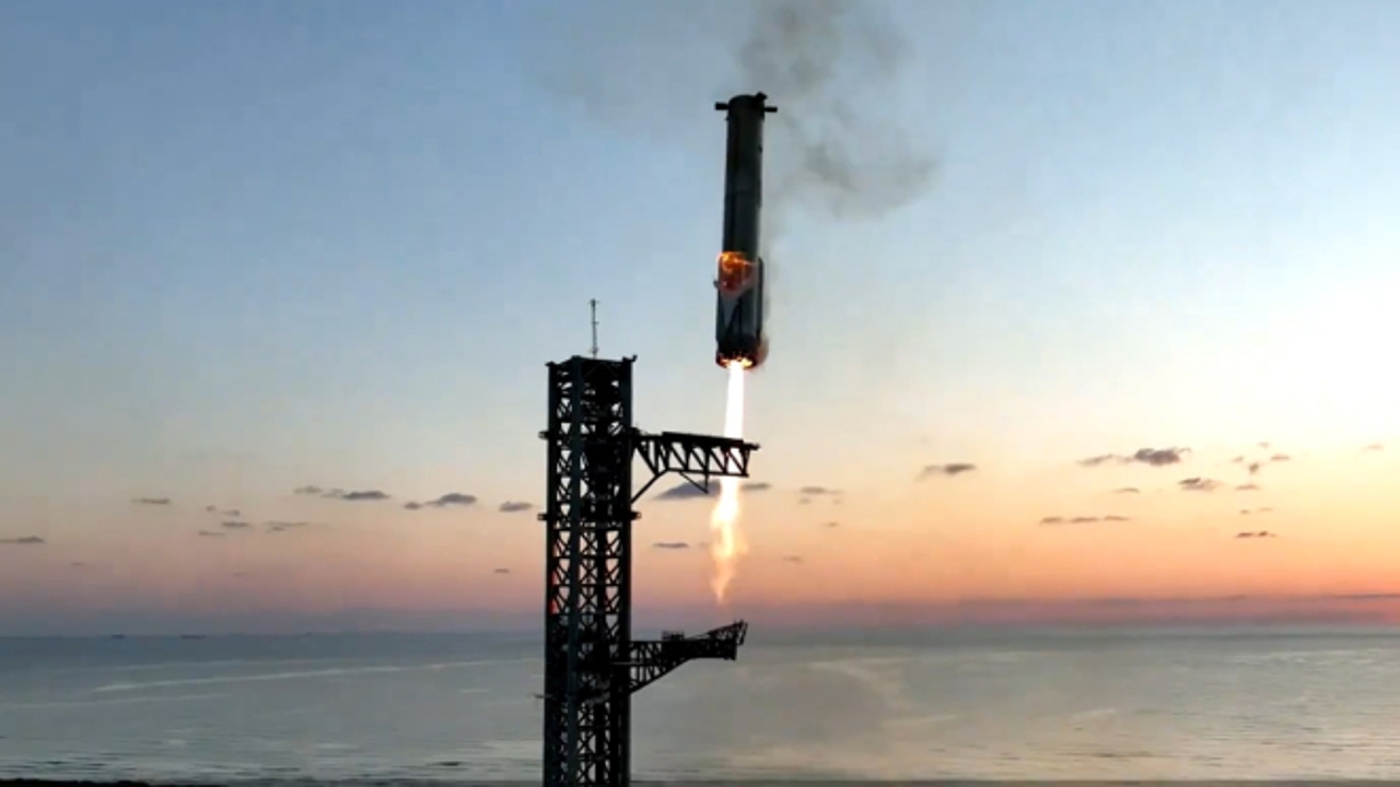 Video: SpaceX manages to land the gigantic Starship rocket booster at the launch site