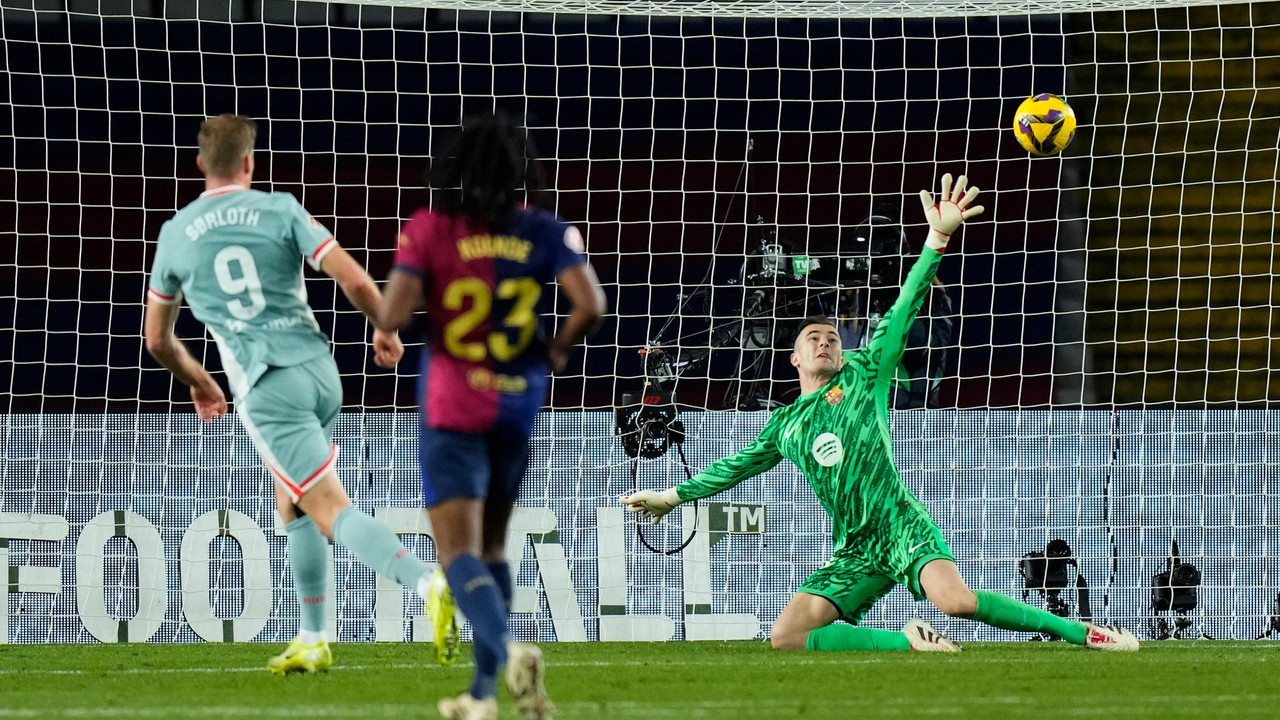 Barcelona plays and Atlético wins in Montjuïc, to be the new leader of LaLiga (1-2)