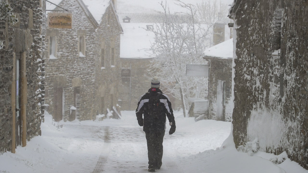 In the next few hours a large cold front will arrive with polar air, rain and snow