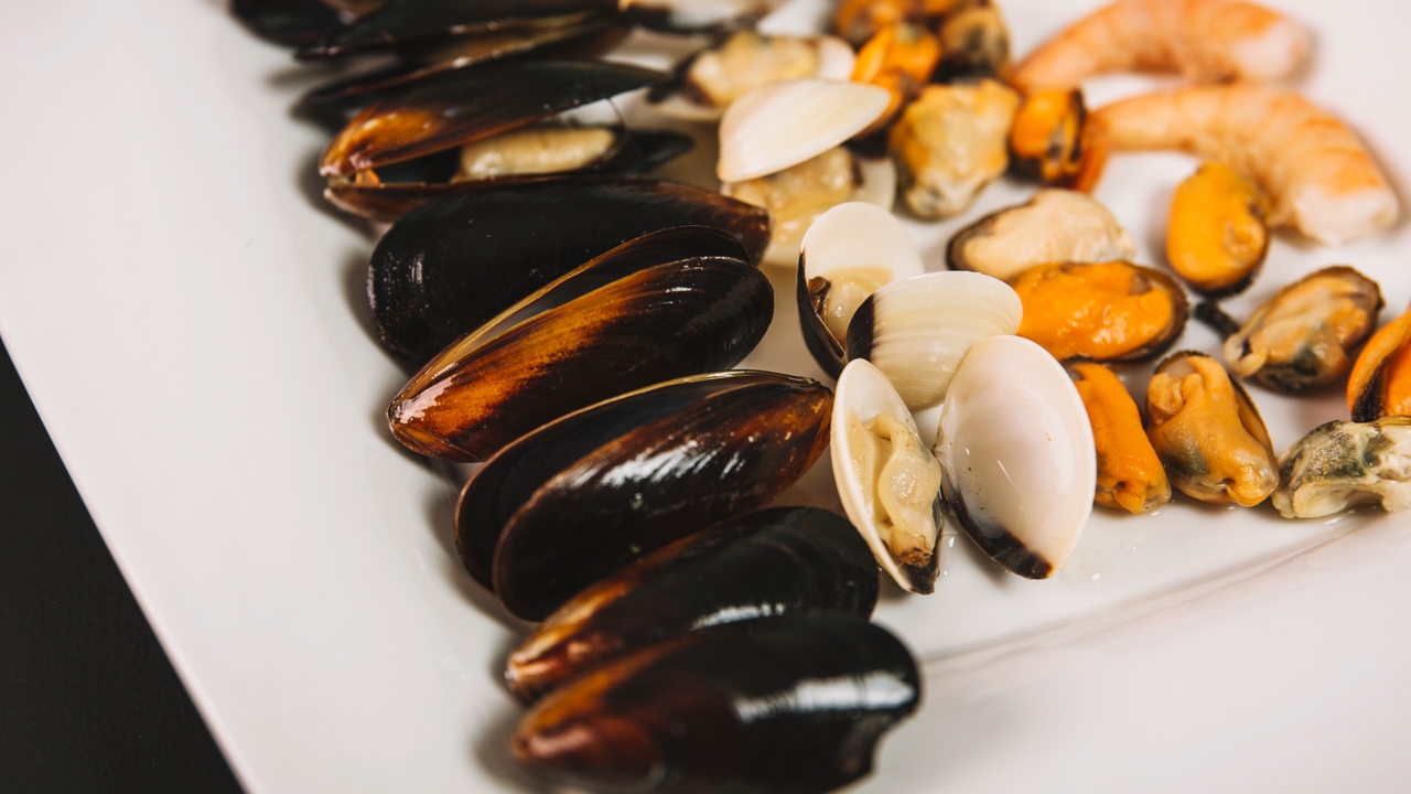 Neither shrimp nor prawns: the typical seafood in Spain that hides more microplastics inside