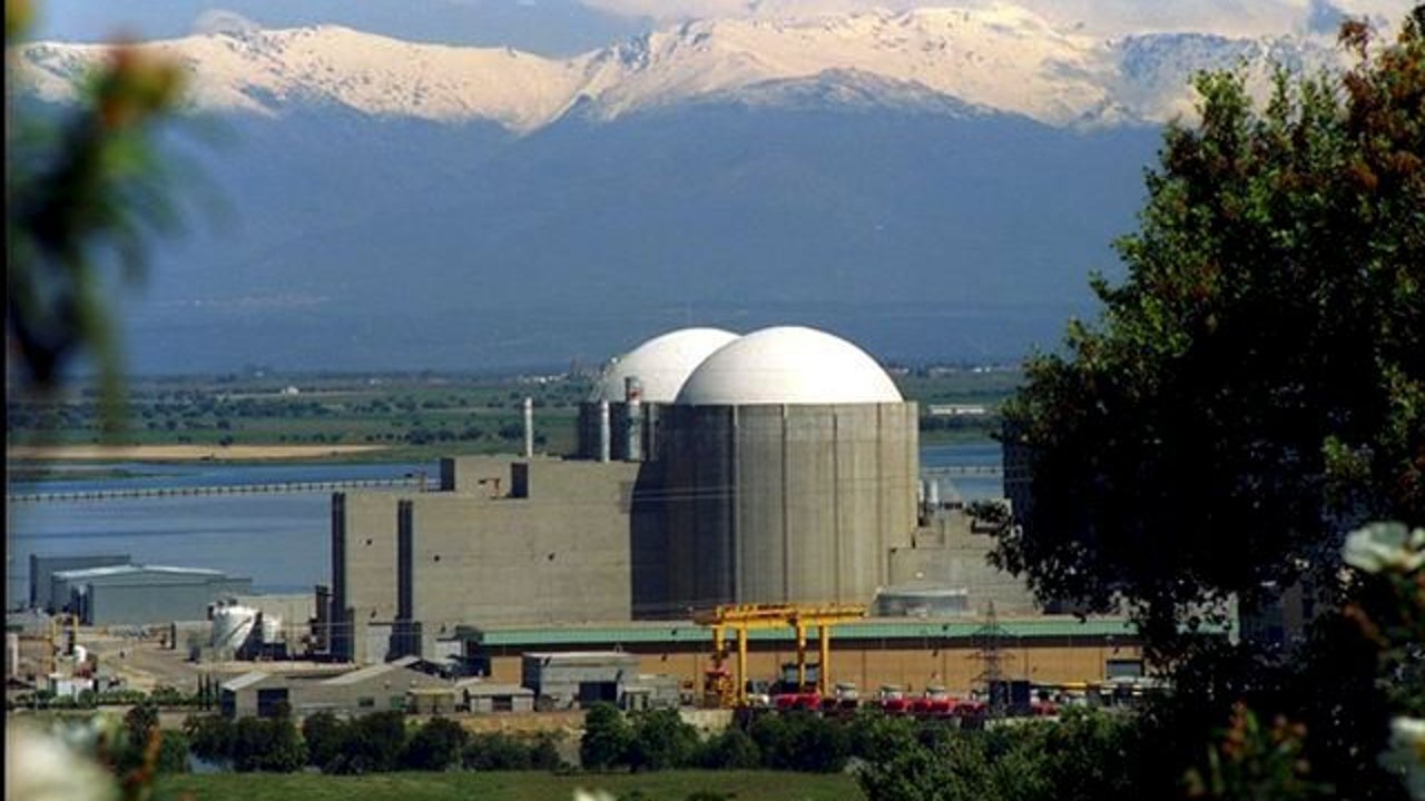 "If the Almaraz nuclear power plant closes we will have to emigrate, me with a two-year-old son"