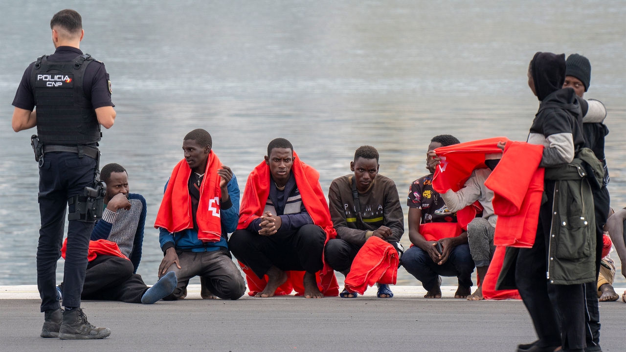 Police of the Canary Islands are forced to carry out foreigners that do not correspond to them