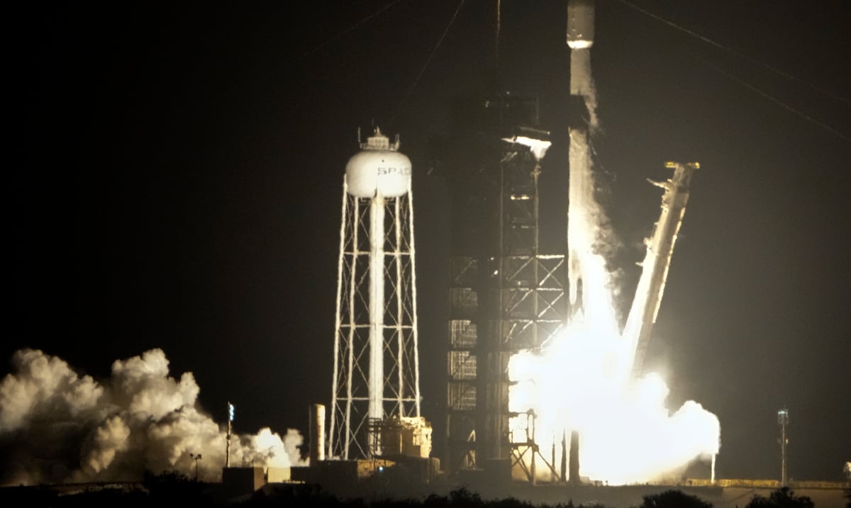 SpaceX launches two private modules en route to the Moon
