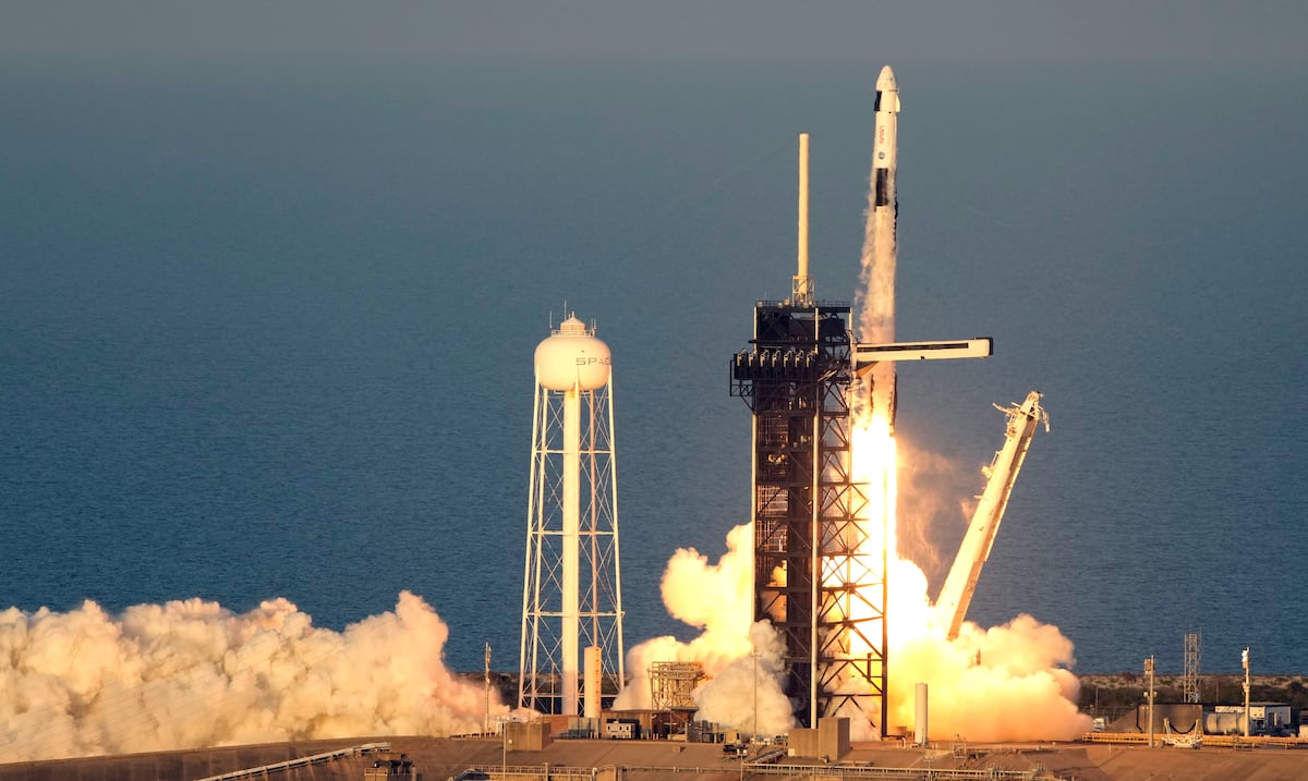 Spacex sends a new team to Space Station to replace NASA's stranded astronauts