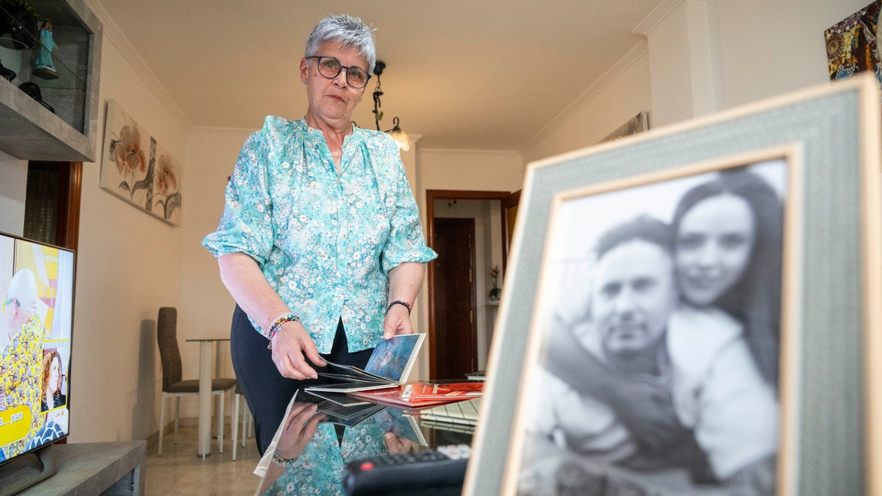 A woman finds her son, possible stolen baby, after 43 years and with the grandmother as a suspicious: "He had thrown the towel"