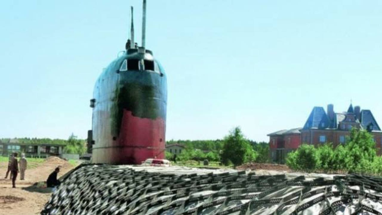 Why is the nuclear submarine 'Cursed' K-19 Semienterrado in a private residence near Moscow