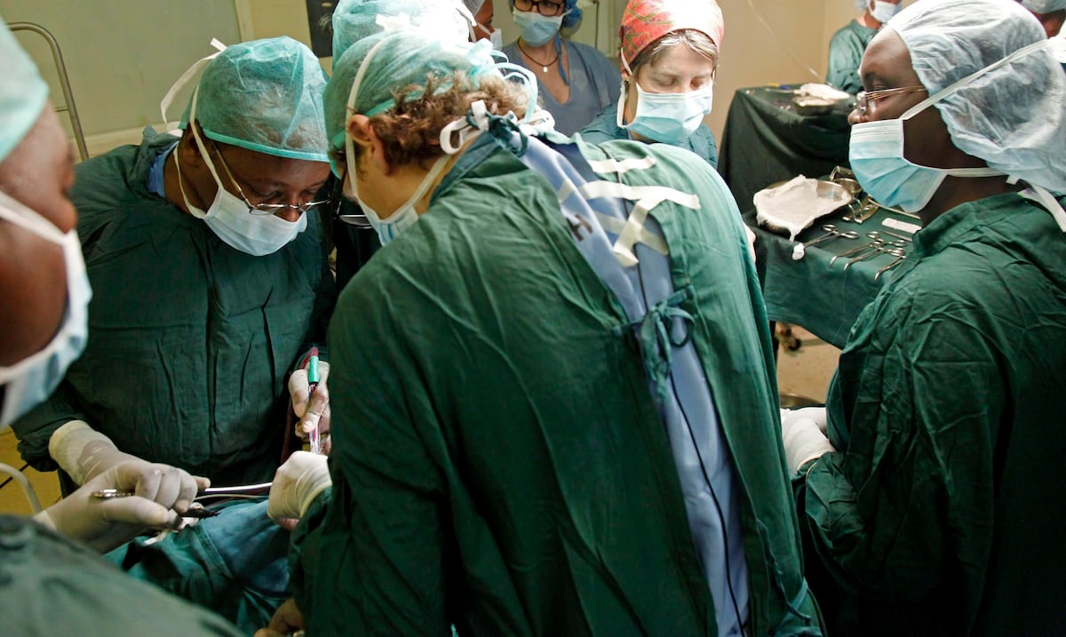 A turning point: they successfully perform the world's first bladder transplantation