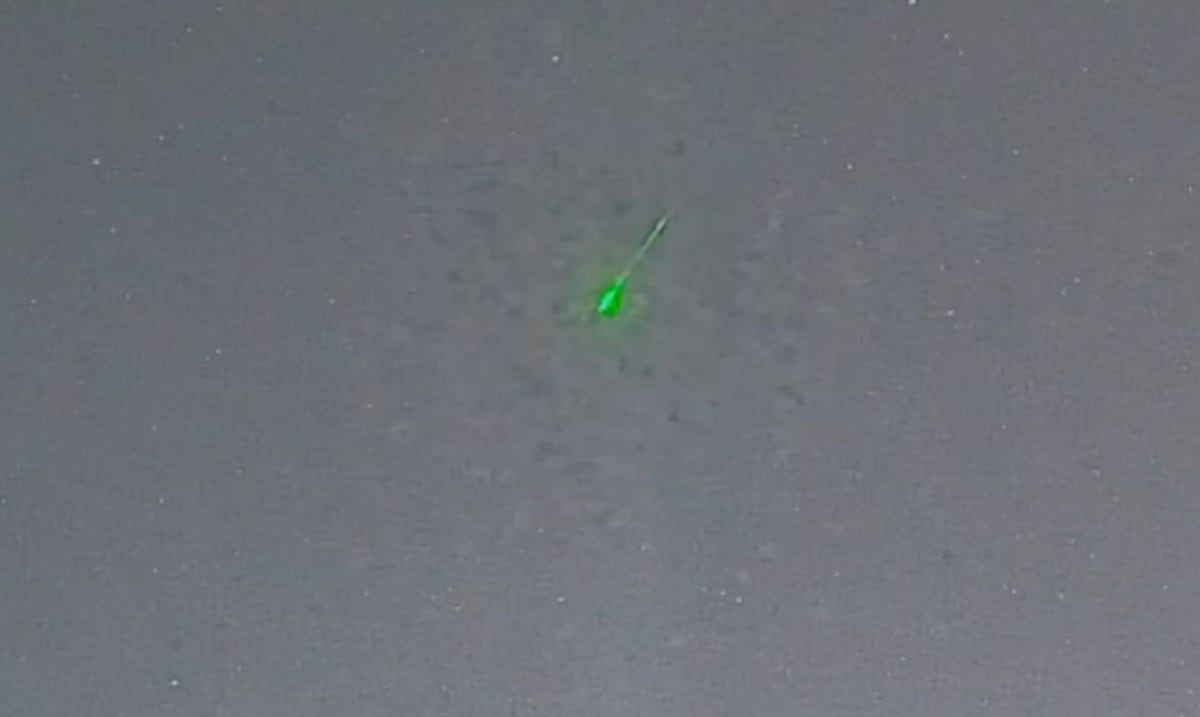 Halley comet fragment leaves a green trail that was appreciated from Puerto Rico