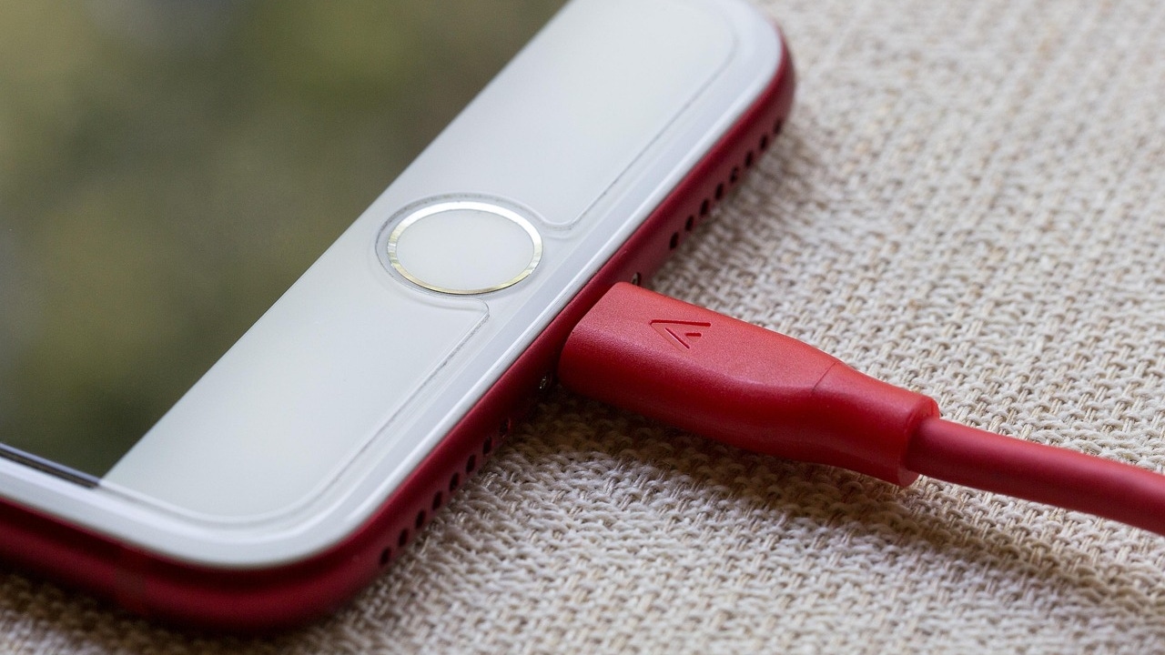 If you want to save your phone battery, hold it when it reaches just this percentage