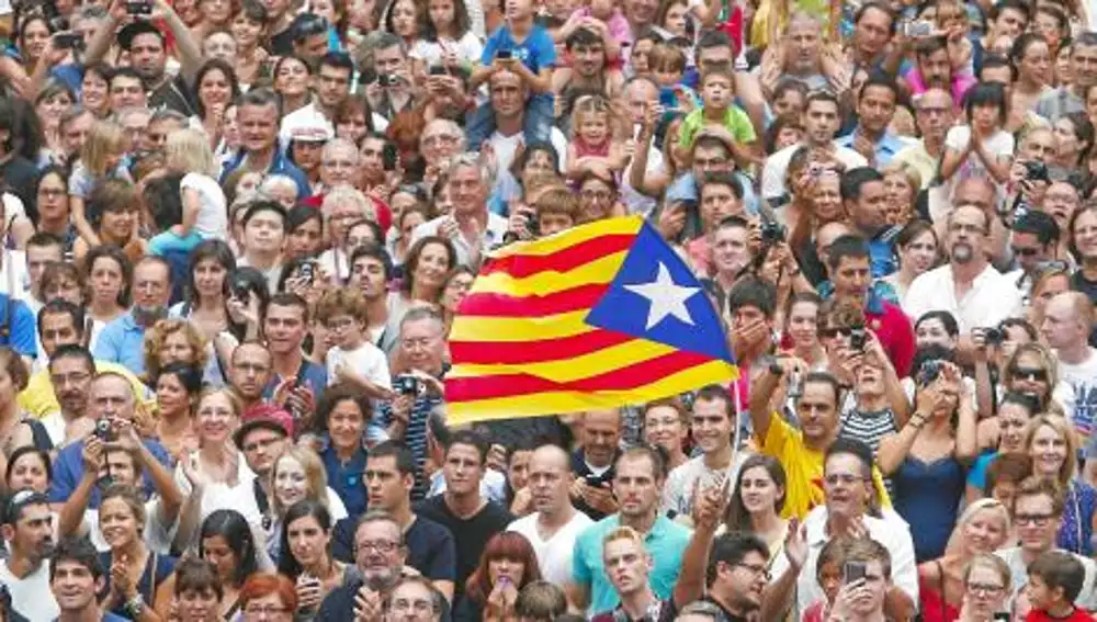 Independence flags among the public that met in the Plaza Sant Jaume on the occasion of the