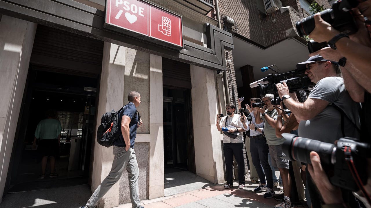 Two hours of the UCO in Ferraz to follow the four -year trail of Santos Cerdán