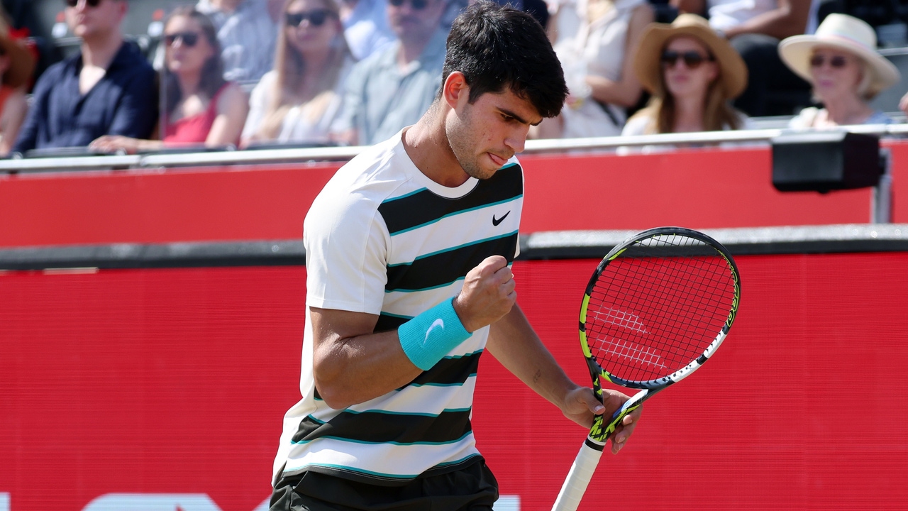 Carlos Alcaraz starts with a firm step the grass tour against Adam Walton in Queen's 2025
