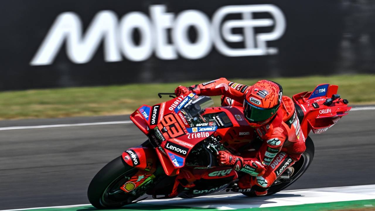 Marc Márquez looks at the Sprint before the boos of the "tifosi"