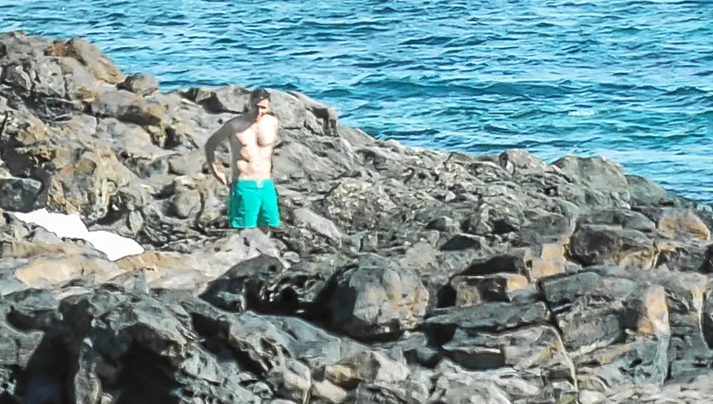 The President of the Government, Pedro Sánchez, looks a green swimsuit before taking a very short dip in the waters of Lanzarote near the Palacio de la Mareta residence