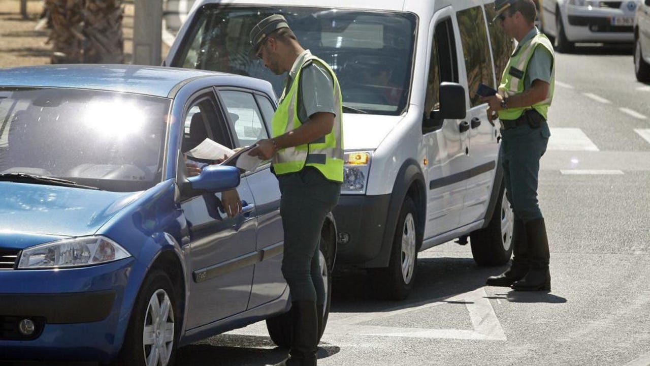 The unexpected gesture of a driver stopped by the police