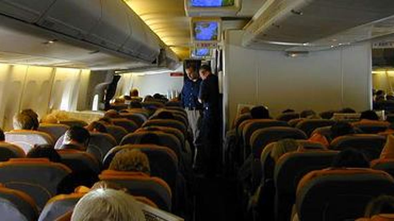 Why does our ear hurts on the planes and how to avoid it