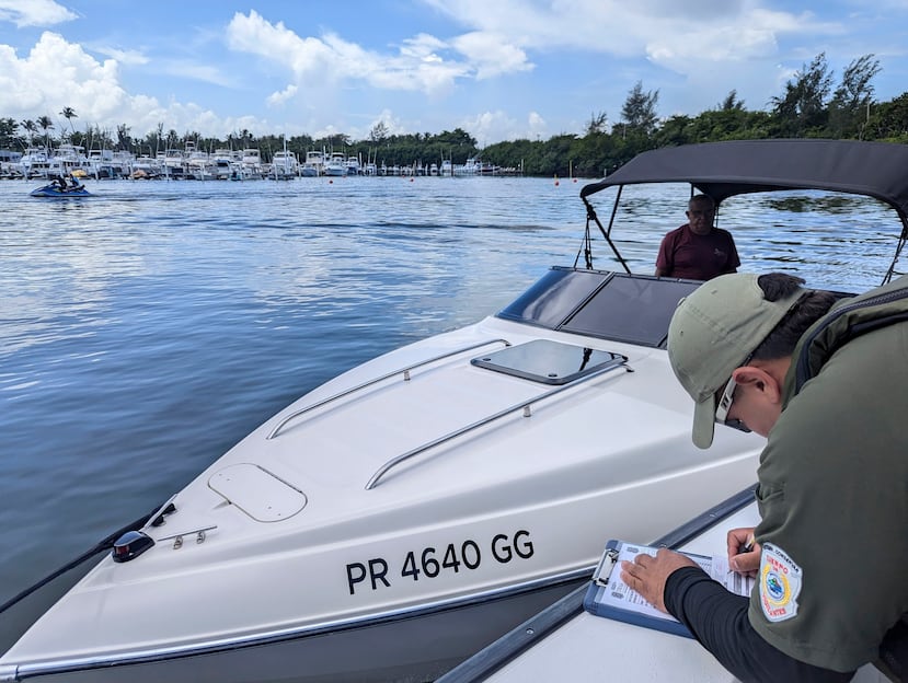 Luis Medina, who entered the Maritime Unit of Piñones five months ago, fills a fine for lack of security equipment.