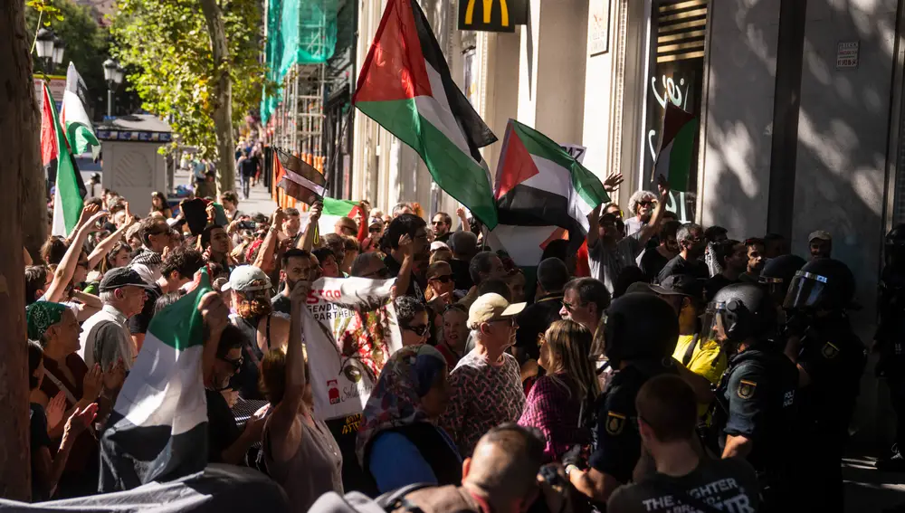 Protests on Israel's participation and in support of Palestine in the cycling return. David Jar