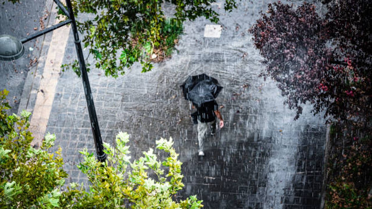 Aemet active alerts for heavy rains in three communities before a heat weekend