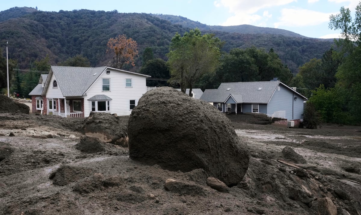 Impressive images: landslides in California leave incommunicated communities and caught drivers