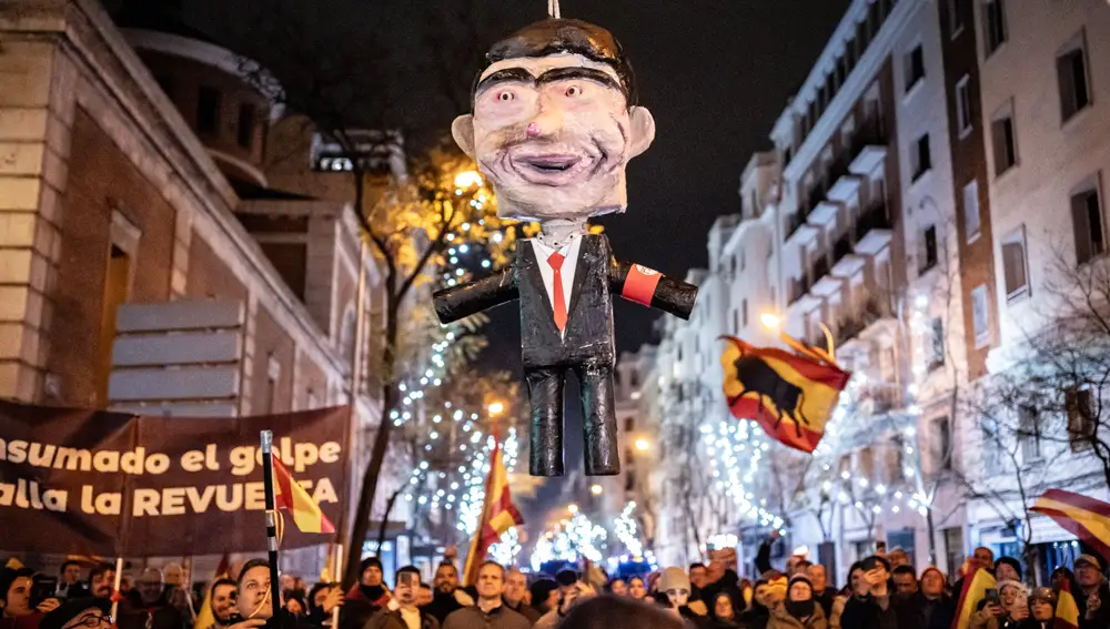 Dozens of people celebrate New Year's entrance to Ferraz Street, on January 1, 2024, in Madrid (Spain). Revuelta, the youth organization of the vox orbit convening of the concentrations in Ferraz, has called to take the grapes that New Year's Eve in front of the federal headquarters of the PSOE, following the trail of the demonstrations against the amnesty that follows each other for weeks. December 31, 2023; grapes; revolt; manifestation; Ferraz; amnesty; PSOE; Diego Radamés/Europa Press 01/01/2024