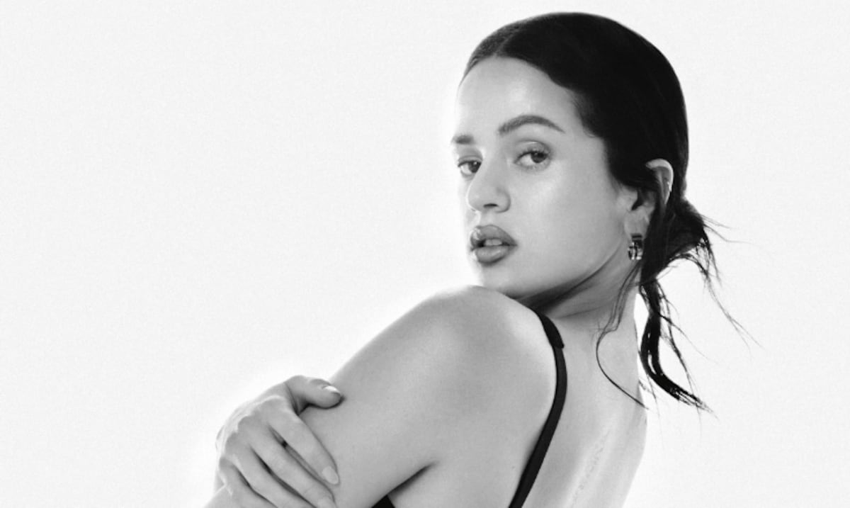 Rosalía Soprende when modeling the new collection of underwear of Calvin Klein