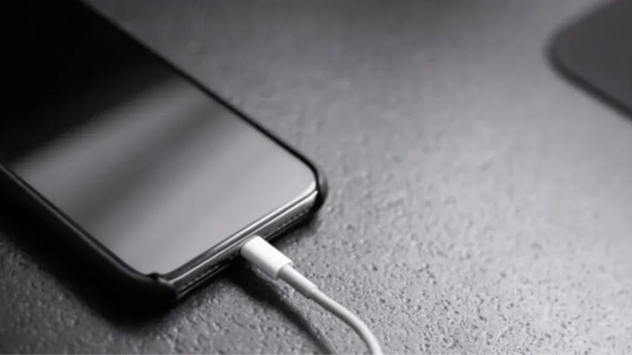 Is it harmful to use fast charging on an iPhone? A technology expert solves the doubt