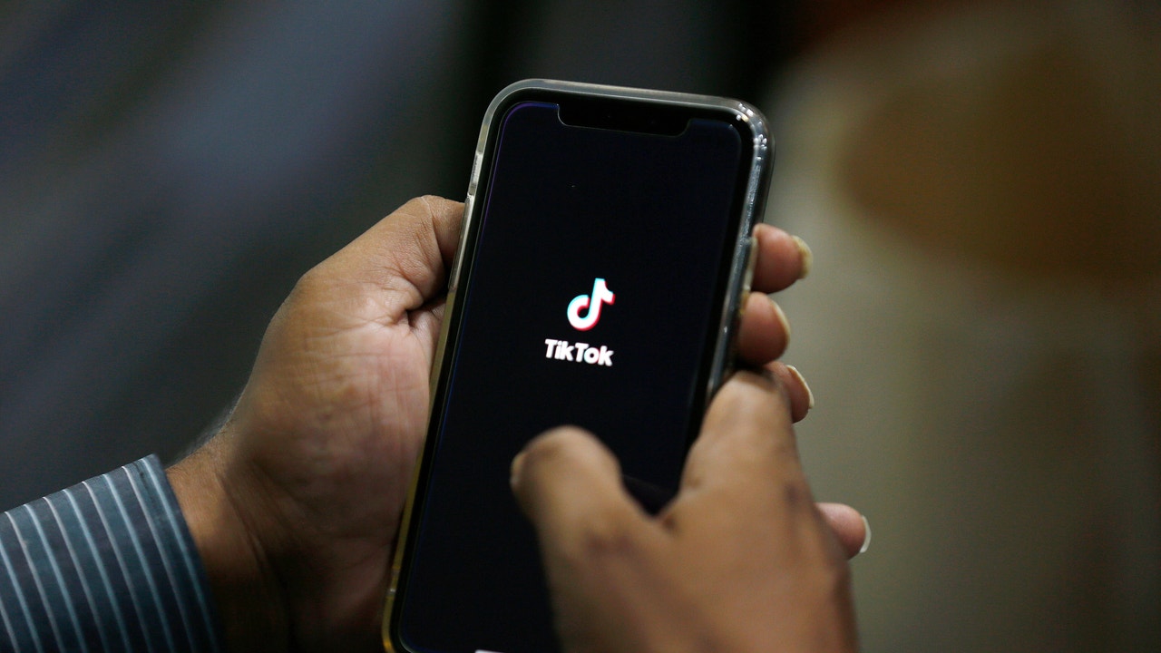 What negative effects does infinite scrolling have on TikTok and Instagram and why is it so addictive?