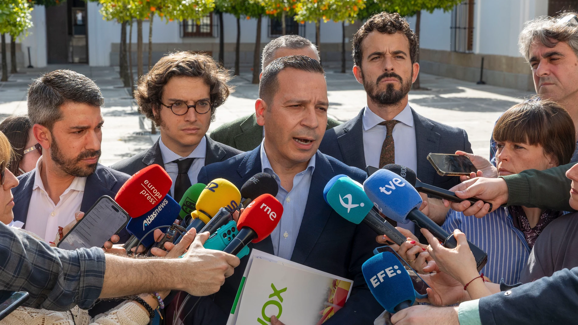 Vox's 'impossible' conditions extend Guardiola's pact and heat up Andalusia