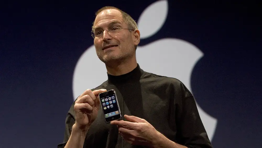 steve jobs with the original iphone in 2007