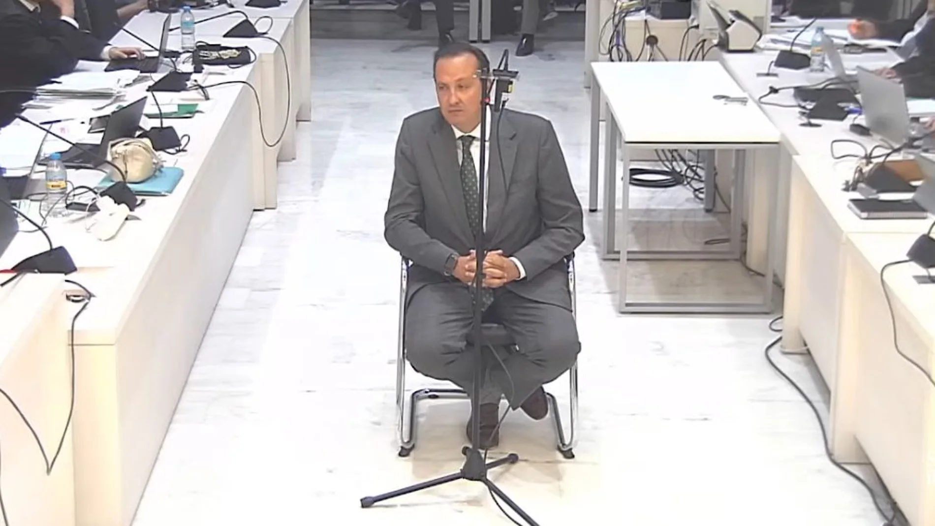 A second notary overturns the defense plan of the former two of the Interior