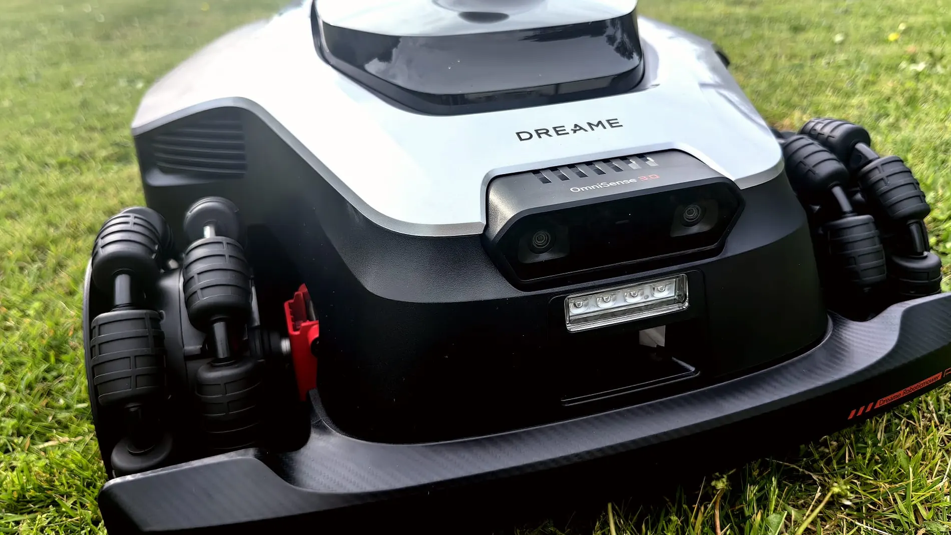 Dreame A3 AWD Pro 3500, a NASA rover in the garden
