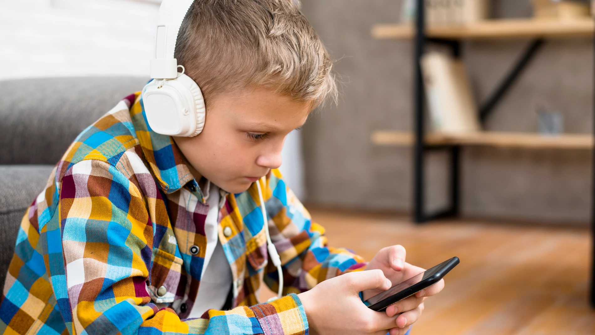 77% of parents ask to create rules that limit artificial intelligence companies to protect minors