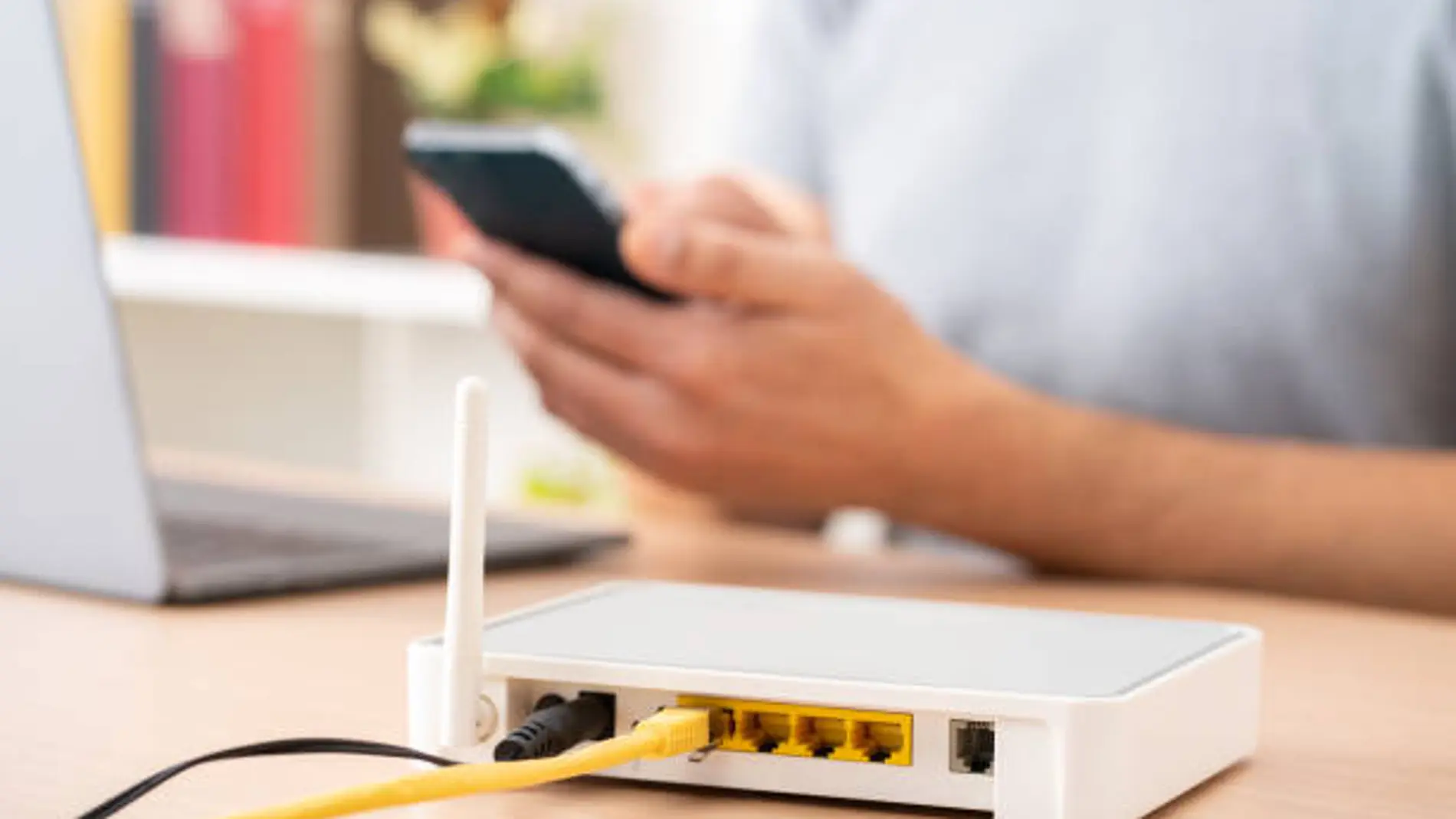 The WiFi router button that almost no one uses and can make your life much easier
