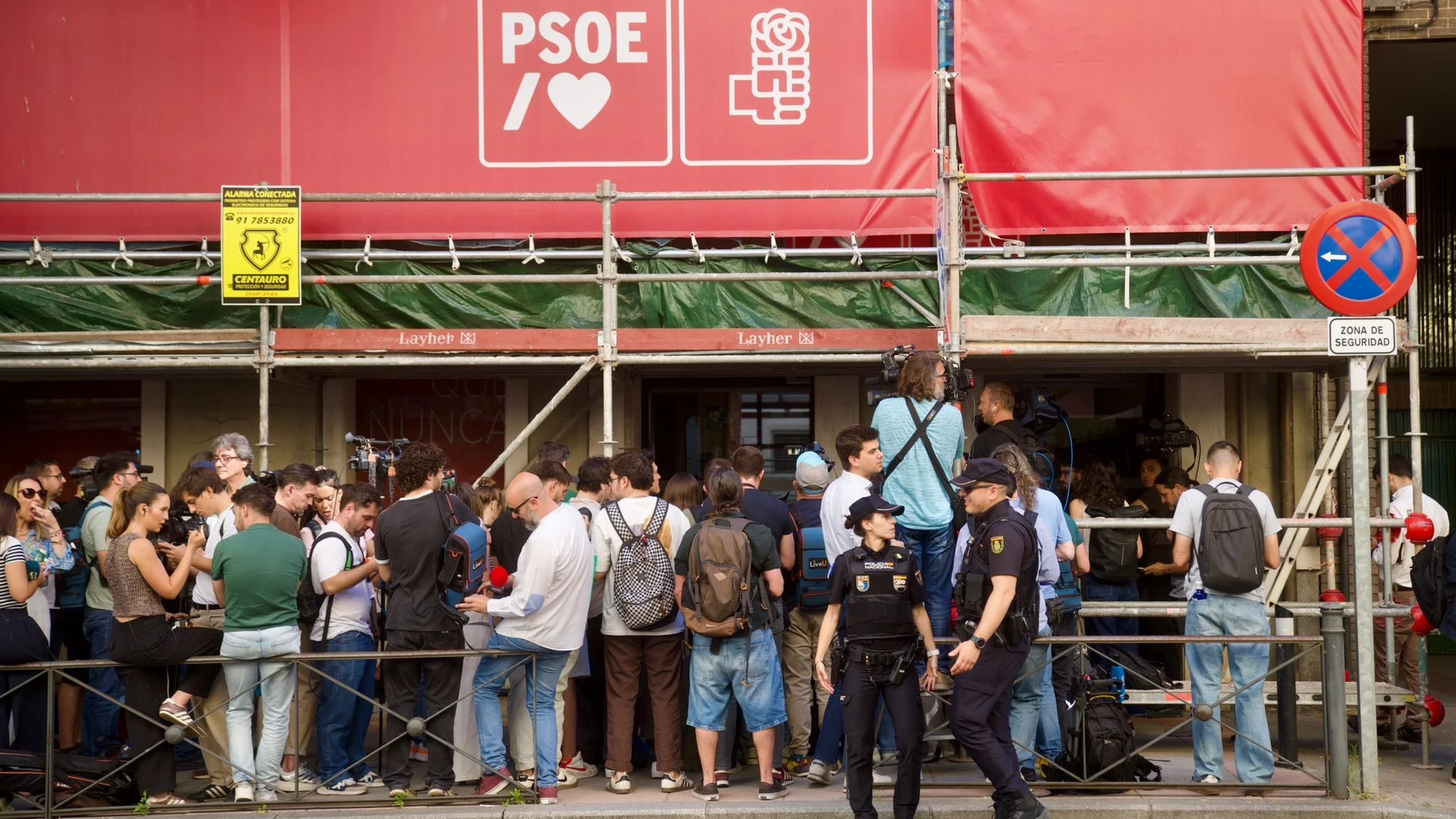 The judge charges the manager of the PSOE and orders the UCO to enter Ferraz for the "Leire case"