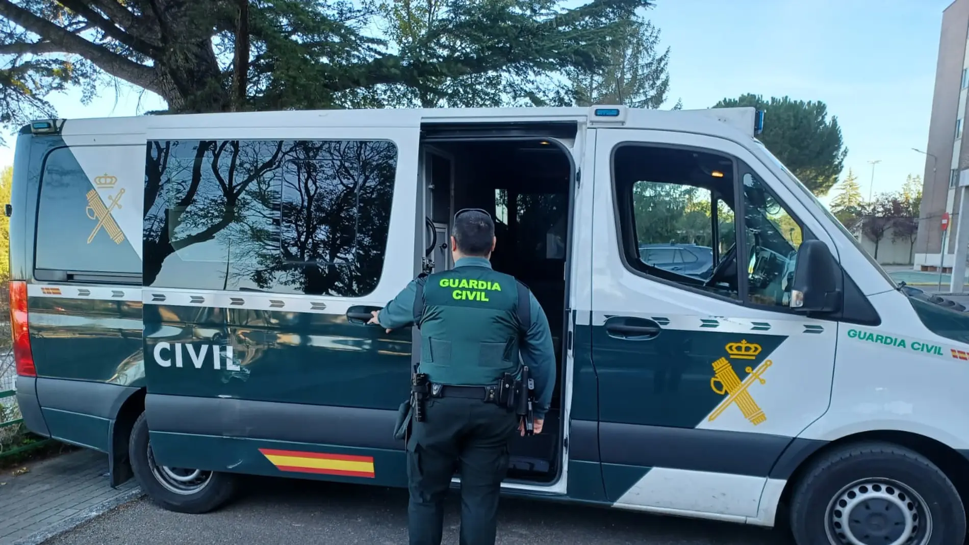 The perpetrator of the shooting in El Ejido (Almería) surrenders after killing his parents and injuring 4 other people, one of them his 7-month-old son
