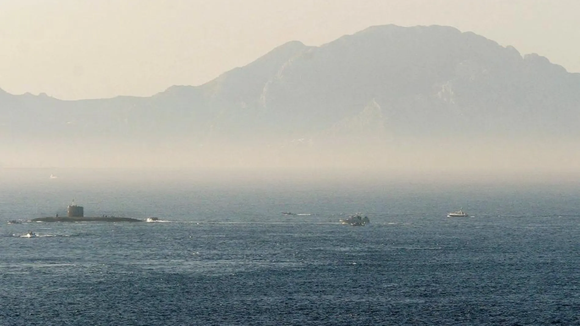 This is how a Russian oil tanker mocks the Strait of Gibraltar and laughs at Spain