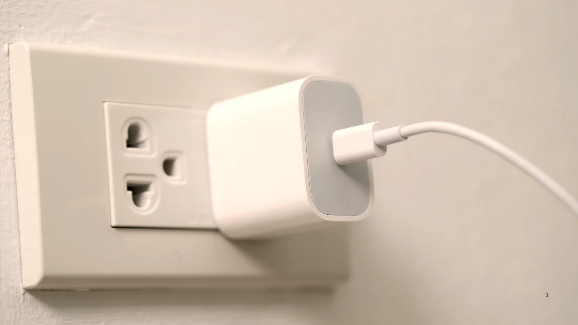 The mistake that many make when leaving the charger plugged in and that can increase electricity consumption