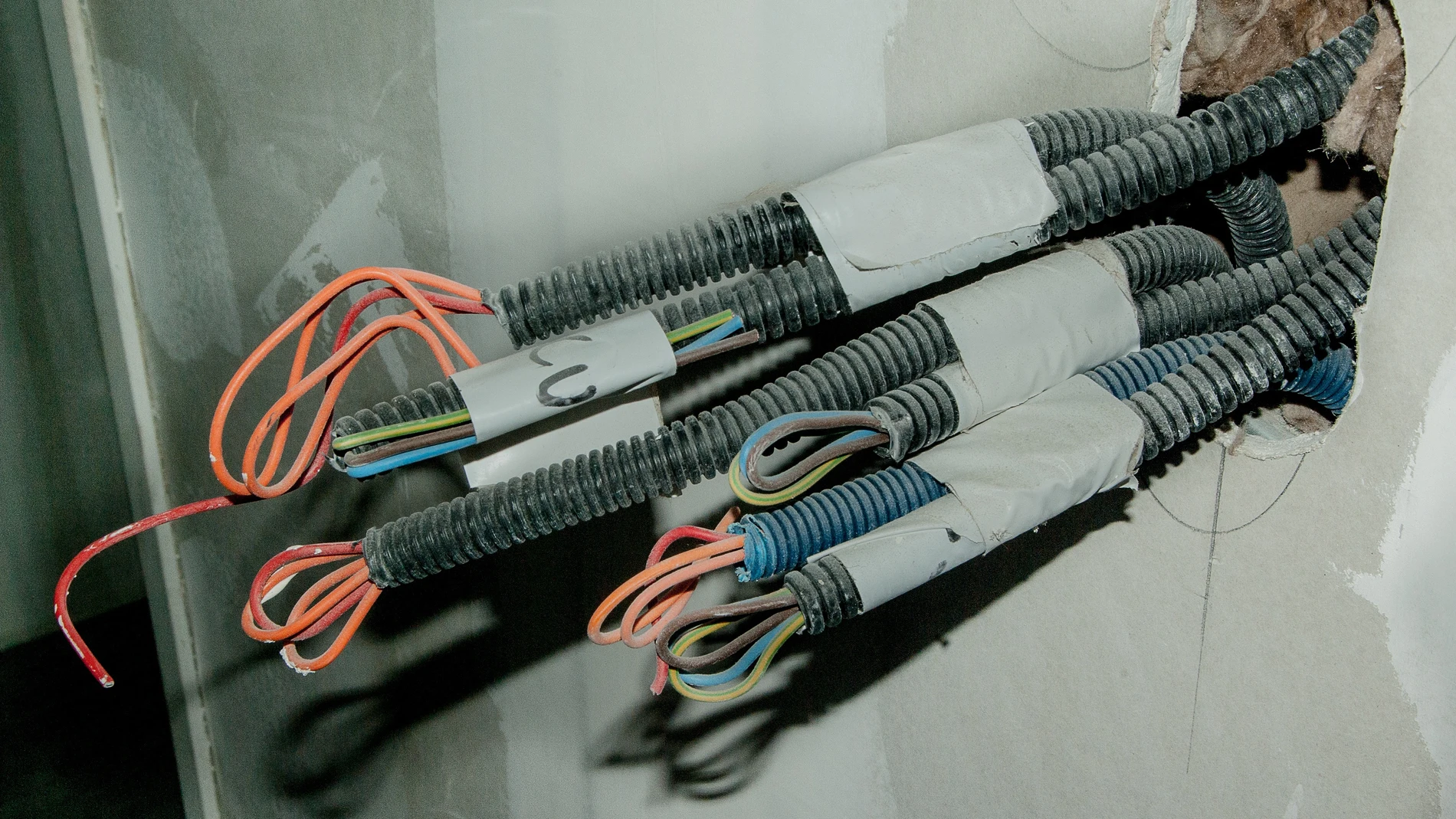 Never connect a cable without knowing this: what its colors indicate