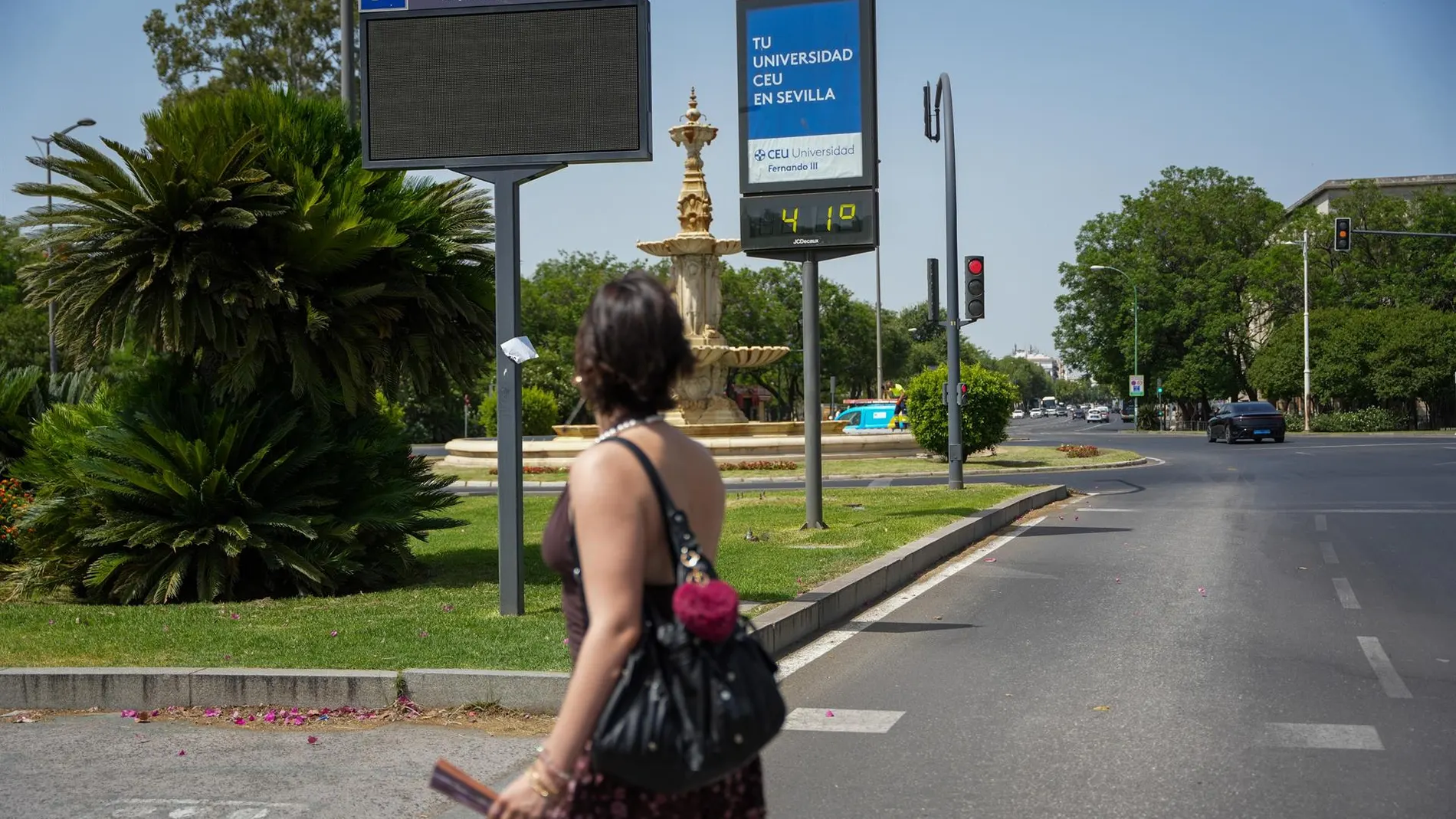 The AEMET warns that the minimum temperatures will not drop below 20 degrees this Friday on the Mediterranean coast, Andalusia and the Canary Islands, while maintaining rain warnings in the north