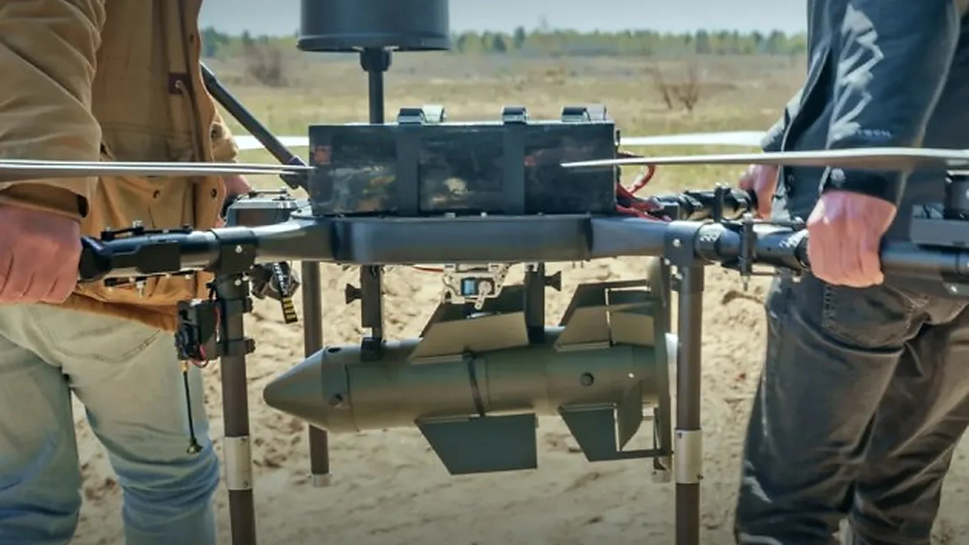 Ukraine's new precision bomb kit to attack Russian fortifications with heavy drones that only costs €210